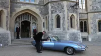 Pangeran Harry dan istrinya Meghan Markle bersiap meninggalkan Kastil Windsor menuju acara resepsi dekat Frogmore House (19/5). Performa Jaguar E-Type Concept ini bisa menghasilkan tenaga setara 246 daya kuda. (AFP Photo/Pool/Steve Parsons)