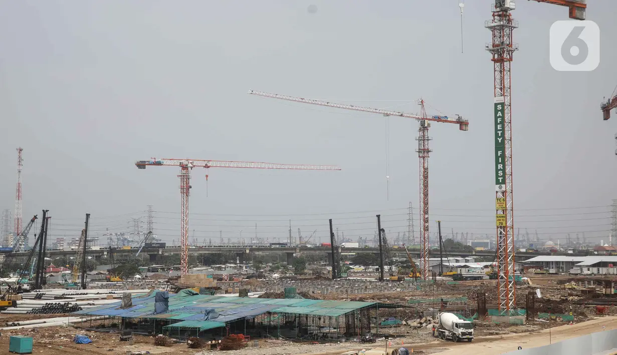 Suasana proyek pembangunan Jakarta International Stadium (JIS) atau Stadion BMW di kawasan Papanggo, Tanjung Priok, Jakarta, Senin (2/12/2019). Pembangunan proyek Stadion BMW telah mencapai tahap pemasangan tiang pancang di struktur bawah yang ditarget selesai akhir 2019. (Liputan6.com/Faizal Fanani