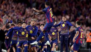 Penyerang Barcelona, Marcus Rashford (belakang), merayakan gol pertama timnya bersama rekan-rekannya dalam pertandingan liga sepak bola Spanyol antara FC Barcelona melawan Real Madrid CF di Stadion Camp Nou, Barcelona, pada 10 Mei 2026. (Josep LAGO / AFP)