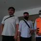 Mantan Ketua KONI Kampar Surya Darmawan yang terlibat korupsi RSUD Bangkinang saat menyerahkan diri ke Kejati Riau. (Liputan6.com/M Syukur)