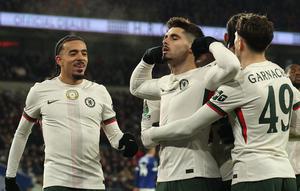 Gelandang Chelsea, Pedro Neto, merayakan gol yang dicetaknya ke gawang Cardiff City dalam laga perempat final Carabao Cup 2025/2026 di Cardiff City Stadium, Rabu (17/12/2025) dini hari WIB. Chelsea menang 3-1 dalam laga ini dan lolos ke semifinal. (Adrian Dennis / AFP)