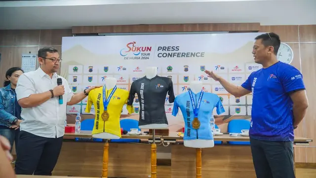 Sejumlah jersey yang digunakap para pebalap sepeda Tour de Muria 2024. (Liputan6.com/Arief Pramono)