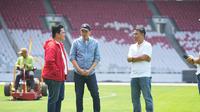 Ketua umum PSSI, Erick Thohir memantau kondisi terkini rumput Stadion Utama Gelora Bung Karno, Jakarta, Sabtu (7/9/2024). (Dok. PSSI)