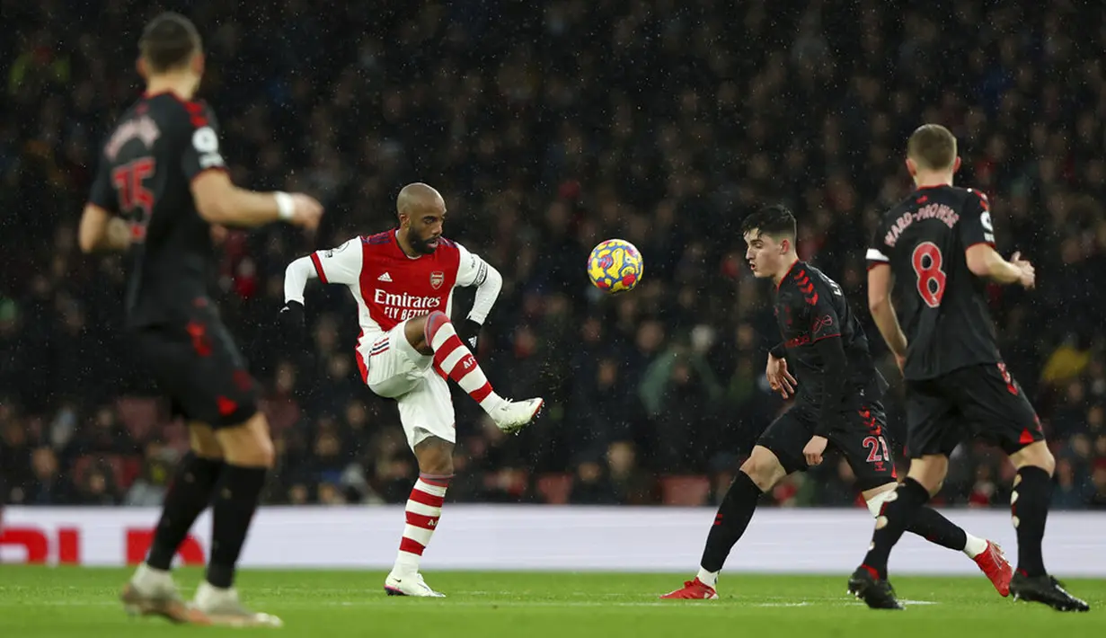 Pemain Arsenal Alexandre Lacazette (tengah) menendang bola saat melawan Southampton pada pertandingan sepak bola Liga Inggris di Emirates Stadium, London, Inggris, 11 Desember 2021. Arsenal menang 3-0. (AP Photo/Ian Walton)
