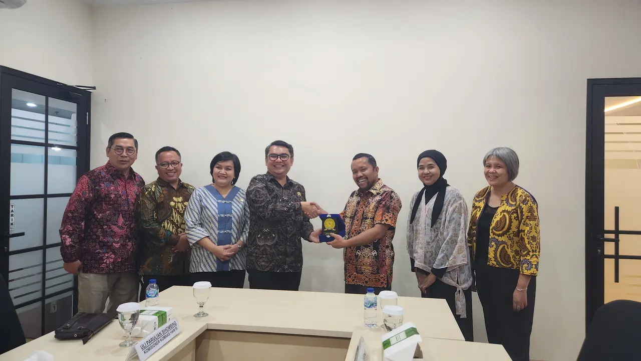 Komnas HAM menerima kedatangan perwakilan EMTEK Grup di Kantor Komnas Ham, kawasan Menteng, Jakarta Pusat. Sejumlah rencana kerja sama dibahas dalam pertemuan tersebut. (Liputan6.com/Fachrul Rozie)