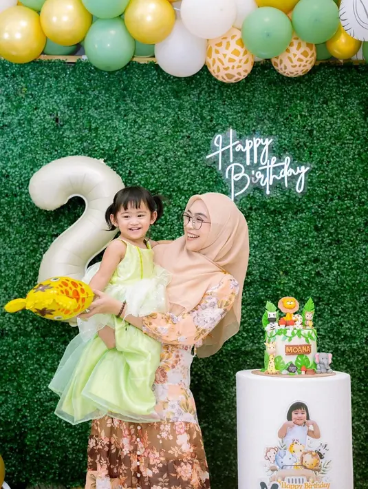 Meski digelar sederhana, acara ultah Moana berjalan dengan penuh keceriaan. Dalam momen ini, Ria Ricis tampil menawan sangat keibuan dengan busana motif bunga dan kacamata yang menghiasi wajahnya. YouTuber 29 tahun itu tampak sangat bersemangat merayakan ultah sang putri. (Liputan6.com/IG/@riaricis1795)
