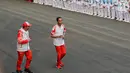 Presiden Joko Widodo didampingi Menpora Imam Nahrawi berlari pada acara api obor Asian Games 2018 sebelum upacara penurunan Bendera Merah Putih di Istana Negara Jakarta, Jumat (17/8). (Liputan6.com/Pool/Eko)