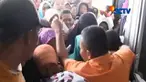 Ribuan warga di kawasan Lereng Gunung Merapi, Sabtu pagi, berdesak-desakan demi mendapatkan paket sembako yang harganya hanya separuh harga di pasaran.