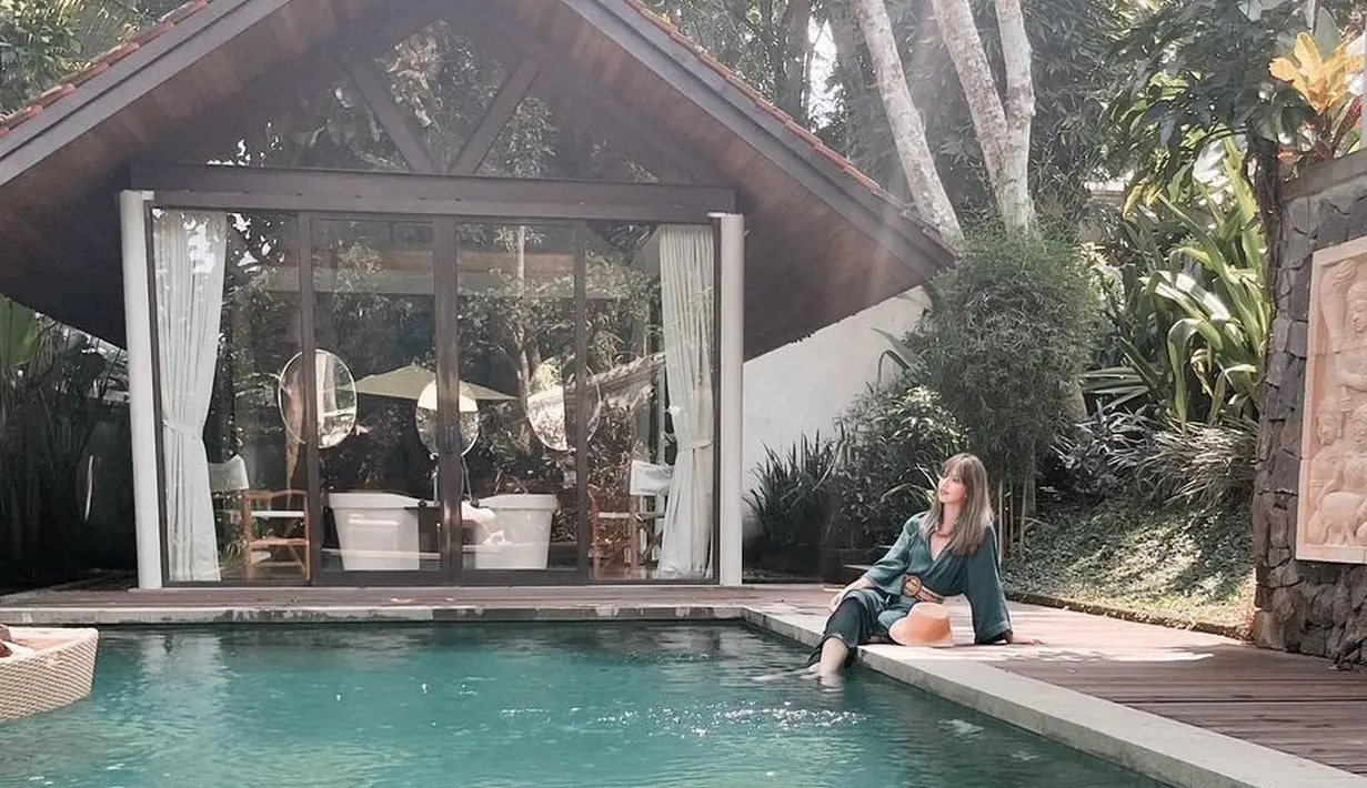 <p>Plataran Borobudur Resort and Hotel dipilih oleh Nia Ramadhani untuk menginap selama liburan. Nia menikmati fasilitas super mewah selama menginap di sana. Begini santainya Nia saat menikamti kolam renang di hotel tersebut. (Instagram/ramadhaniabakrie)</p>