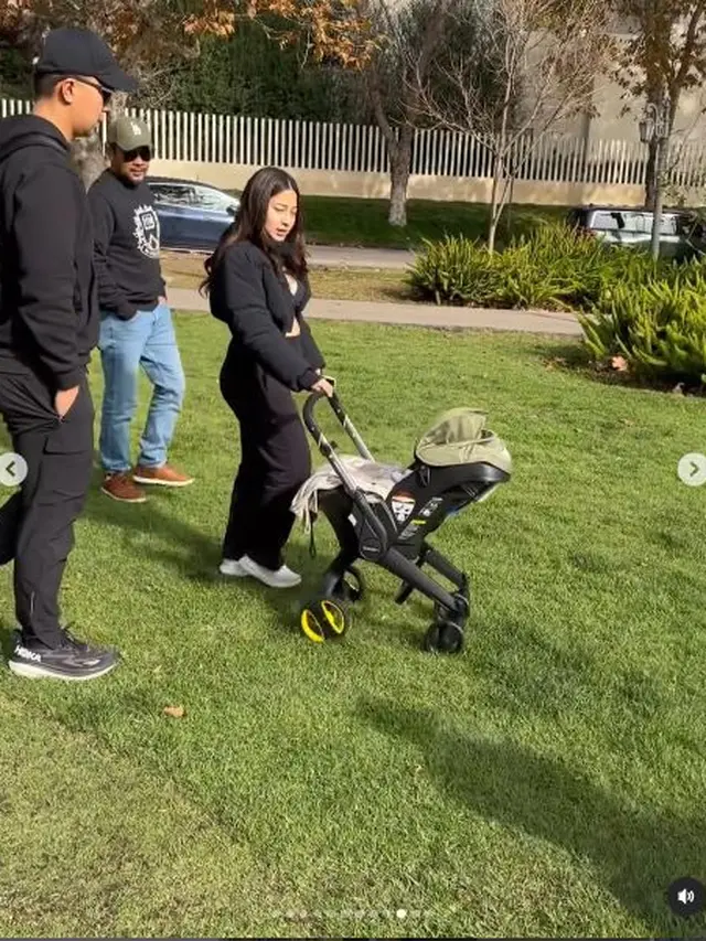 6 Potret Nikita Willy Usai Melahirkan, Perdana Ajak Baby Nael Jalan-Jalan