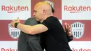Pemain Vissel Kobe, Andres Iniesta (kanan) berpelukan dengan CEO Rakuten, Hiroshi Mikirani saat konferensi pers mengenai kepergian dirinya dari klub yang berlangsung di Kobe, 25 Mei 2023 waktu setempat. (AFP/Yuichi Yamazaki)