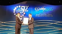 Duta Besar Ahmad Rusdi, mewakili Menteri Susi Pudjiastuti, Menteri Kelautan dan Perikanan, menerima penghargaan dari SEAFDEC atas keberhasilannya menjadi tuan rumah Inland Fishery Resources Development and Management Department (KBRI Bangkok)