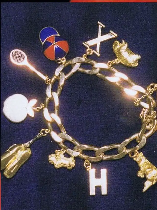 Gelang emas dengan charm milik Putri Diana yang memiliki inisial "W" dan "H". (Dok. Twitter/@joshieocrown)