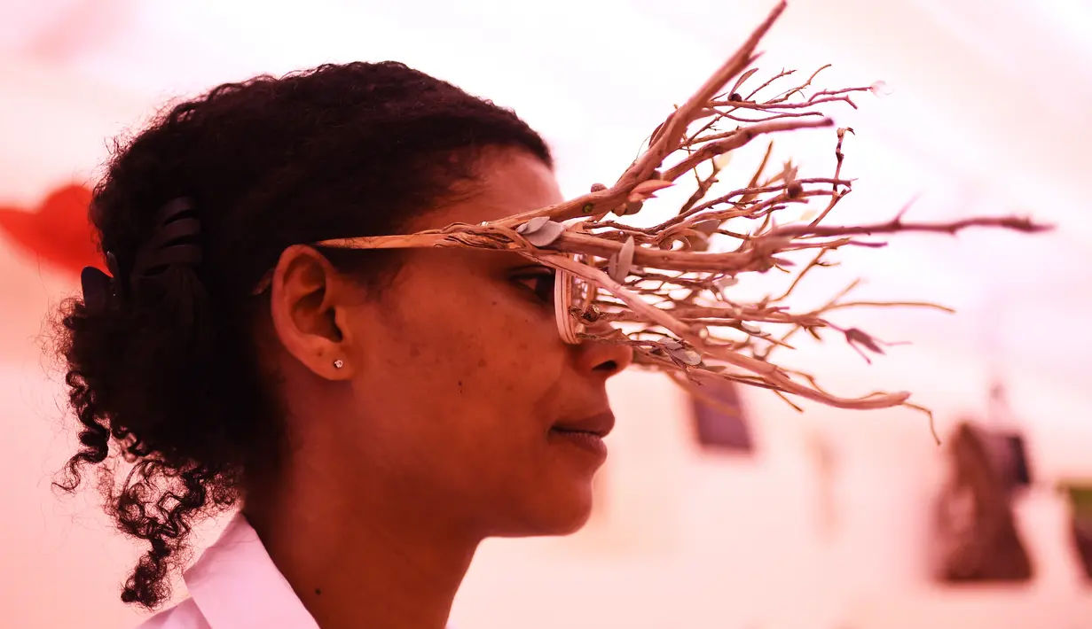 Tampilan kacamata unik karya Perancang asesoris asal Prancis Sandrine Paskusz-Koffi saat Hyères International Festival of Fashion and Photography 2017, Prancis, Jumat (28/4). (AFP PHOTO / ANNE-CHRISTINE POUJOULAT)