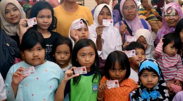 Anak-anak memperlihatkan Kartu Identitas Anak (KIA) di tempat makan siap saji kawasan Bintaro Tangerang Selatan, Selasa (26/2). Pemkot Tangsel menargetkan sebelum tahun ajaran baru 2019/2020 semua anak Tangsel sudah memiliki KIA. (Merdeka.com/Arie Basuki)