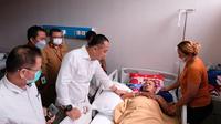 Eri Cahyadi saat menjenguk anggota Satpol PP Surabaya yang jadi korban tabrakan pemuda mabuk. (Istimewa)