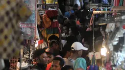 Kepadatan pusat perbelanjaan Blok B Pasar Tanah Abang, Jakarta, Minggu (10/6). Seminggu mendekati perayaan Idul Fitri 1439 H, pusat grosir terbesar di asia tenggara tersebut semakin riuh oleh pengunjung. (Merdeka.com/Iqbal S. Nugroho)