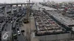 Pekerja menyelesaikan pembangunan Proyek Jalan layang Non Tol Akses Pelabuhan Tanjung Priok-Simpang Jampea, Jakarta Utara, Selasa (28/7/2015). Kementerian PU menargetkan pembangunan jalan layang Non Tol selesai akhir tahun 2015. (Liputan6.com/JohanTallo)