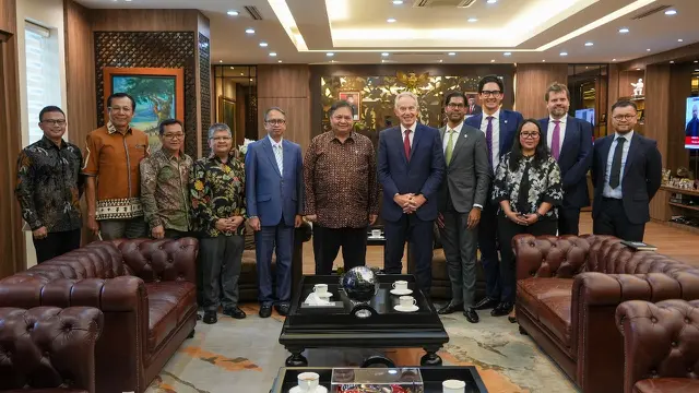 Mantan Perdana Menteri Inggris Tony Blair mengunjungi Menteri Koordinator Bidang Perekonomian Airlangga Hartarto di Kantor Kemenko Perekonomian, Jumat (19/4/2024). (Dok Kemenko Perekonomian)