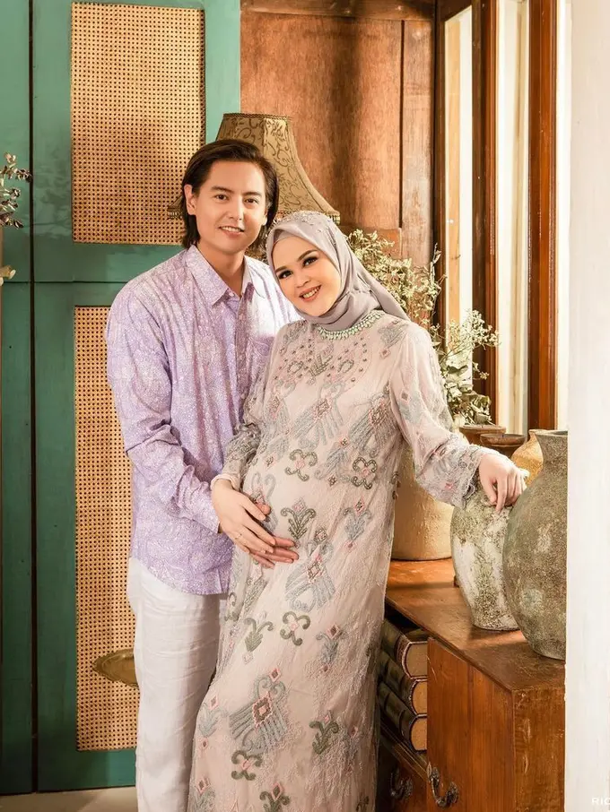 7 Gaya Maternity Shoot Cut Meyriska dan Roger Danuarta, Memukau dengan Busana Etnik