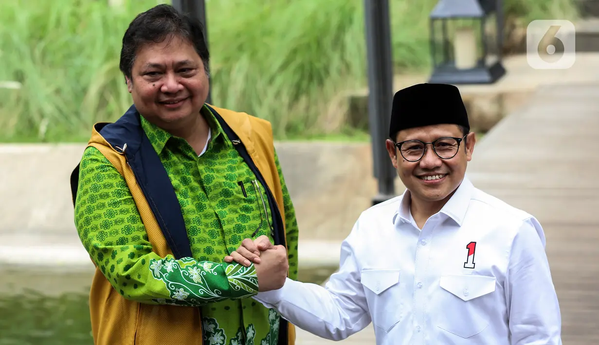 Ketua Umum Partai Golkar Airlangga Hartarto (kiri) berjabat tangan dengan Ketua Umum PKB Muhaimin Iskandar atau Cak Imin (kanan) sebelum pertemuan tertutup di Jakarta, Rabu (3/5/2023). Pertamuan itu membahas pembentukan Koalisi Besar serta berbagai isu aktual menjelang Pemilu dan Pilpres 2024. (Liputan6.com/Johan Tallo)
