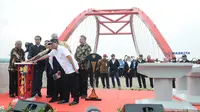 Presiden Joko Widodo atau Jokowi saat meresmikan tiga ruas Tol Trans Jawa di Kendal, Jawa Tengah, Kamis (20/12). Mulai hari ini, Merak sampai Pasuruan telah tersambung dan bisa dilewati. (Liputan6.com/Angga Yuniar)