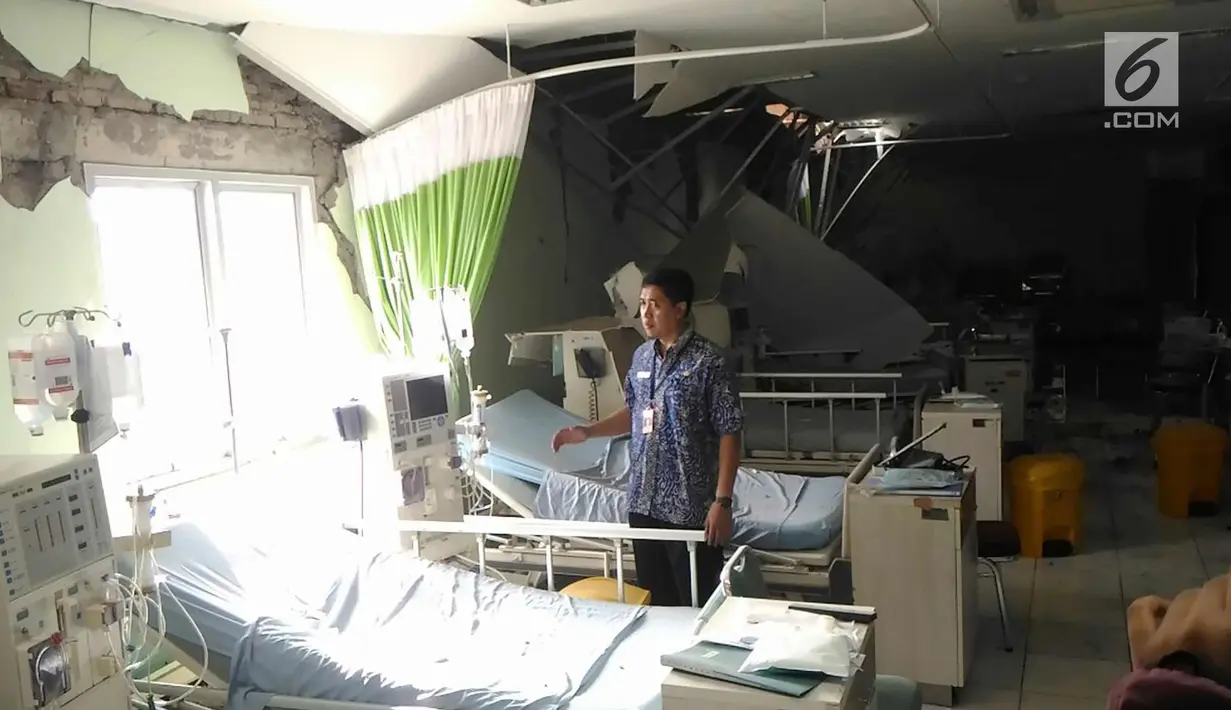Petugas mengecek kondisi ruang Hemodealisa atau cuci darah usai gempa 6,9 SR yang mengguncang Pulau Jawa di RSUD Banyumas, Jawa Tengah (15/12). (Liputan6.com/Pool/Mufied Majnun/Humas RSUD Bms)