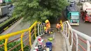 Pekerja mengecat jembatan penyeberangan orang (JPO) di kawasan Cipayung, Jakarta Timur, Rabu (30/5). Pengecatan dilakukan untuk merawat JPO agar tidak kusam dan lebih nyaman digunakan oleh pejalan kaki. (Liputan6.com/Immanuel Antonius)