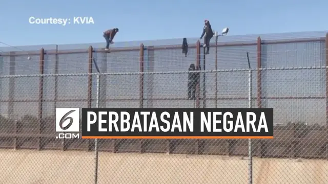 Sejumlah orang berbuat nekat memanjat pagar tinggi perbatasan Amerika Serikat dan Meksiko. Aksi pelaku diawasi petugas perbatasan negara.
