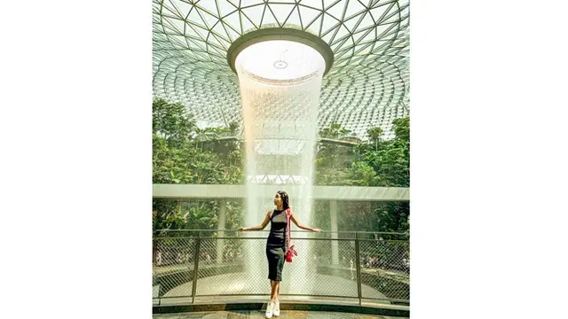 6 Gaya Liburan Ayya Renita Pemeran Sekar TOP di Singapura, Seru Bareng Sahabat
