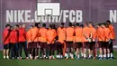 Pelatih Barcelona, Ernesto Valverde (tengah) memberi arahan kepada anak asuhnya saat berlatih di Pusat Olahraga Joan Gamper, Sant Joan Despi, Barcelona, Selasa (3/4). (LLUIS GENE/AFP)