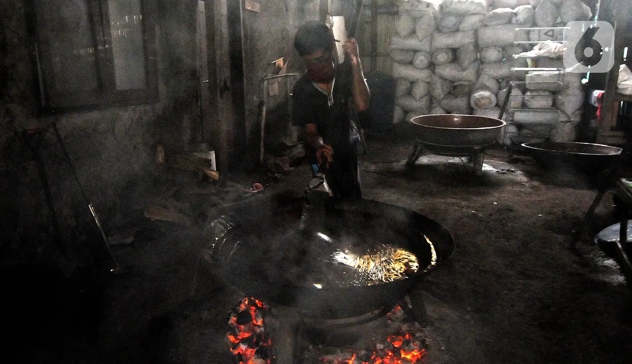 Pekerja menyelesaikan pembuatan dodol Betawi di kawasan Cilenggang, Serpong, Tangerang Selatan, Banten, Rabu (28/4/2021). Produksi dodol Betawi di masa pandemi COVID-19 pada tahun ini meningkat hingga 50 persen dibandingkan tahun lalu. (merdeka.com/Arie Basuki)