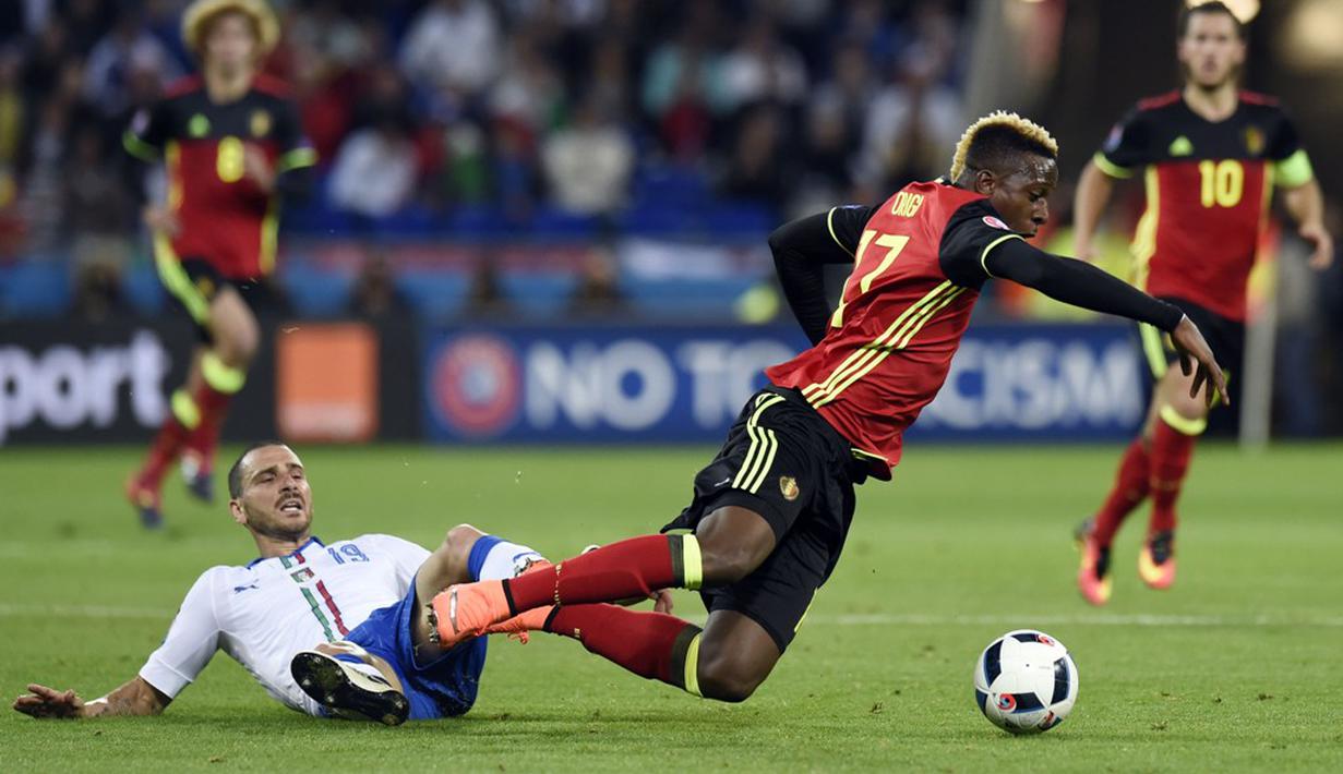 Pemain Italia, Leonardo Bonucci, melanggar pemain Belgia, Divock Origi, pada laga Grup E Piala Eropa 2016 di Stade de Lyon, Lyon, Selasa (14/6/2016) dini hari WIB. (AFP/Philippe Desmazes)