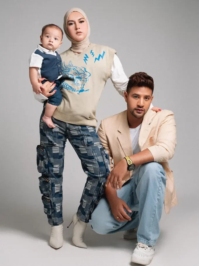 7 Gaya Pemotretan Keluarga Ammar Zoni dan Irish Bella di Berbagai Tema, Menawan