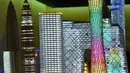Miniatur gedung pencakar langit di Asia dipamerkan saat acara Gulliver’s Gate di Times Square, New York City, Senin (10/4). Panitia berharap pameran ini mampu menyedot 1 juta pengunjung. (AFP PHOTO / TIMOTHY A)