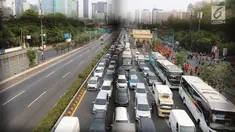 Kemacetan lalu lintas Tol Dalam Kota saat mahasiswa melangsungkan demonstrasi menolak RUU KUHP dan revisi UU KPK di Gedung DPR, Jakarta, Selasa (24/9/2019). Demonstrasi mahasiswa berbimbas pada macetnya Tol Dalam Kota. (Liputan6.com/Herman Zakharia)