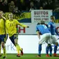 Para pemain Swedia merayakan gol yang dicetak Jakob Johansson ke gawang Italia pada laga Kualifikasi Piala Dunia 2018 di Stadion Friends Arena, Solna, Jumat (10/11/2017). Swedia menang 1-0 atas Italia. (AFP/Soren Anderson)