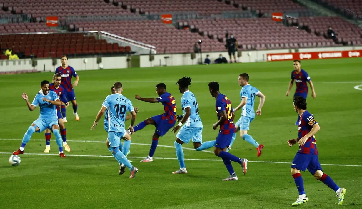 Pemain Barcelona Ansu Fati (tengah) mencetak gol ke gawang Leganes pada pertandingan La Liga Spanyol di Camp Nou, Barcelona, Spanyol, Selasa (16/6/2020). Barcelona menang 2-0 lewat gol Ansu Fati dan Lionel Messi. (AP Photo/Joan Montfort)