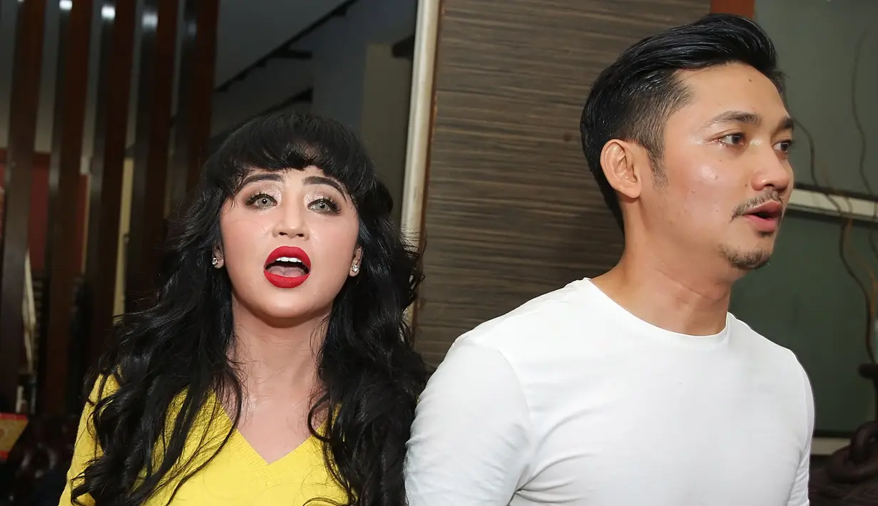 Setelah kabar Depe menjalin hubungan dengan Angga, yang notabane manajernya banyak komentar miring terkait keduanya. Diantaranya melihat Angga hanya ingin memanfaatkan harta Depe. (Bambang E. Ros/Bintang.com)
