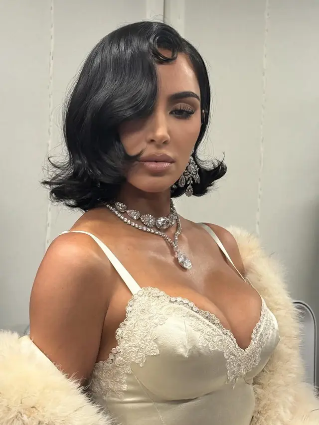 Gaya Rambut  Kim Kardashian Trending di TikTok. [@kimkardashian]