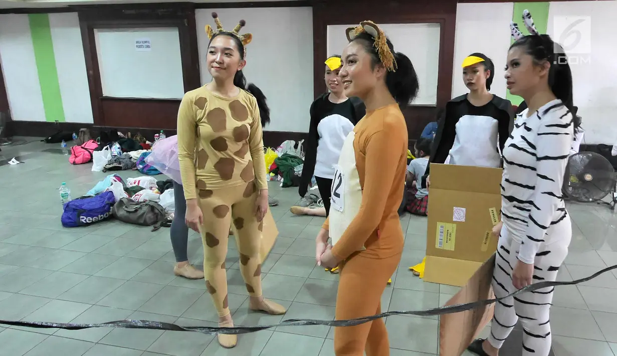 Peserta berkostum hewan mendengar instruksi sebelum tampil dalam kompetisi Namarina bertajuk 'Internal Jazz dance Competition 2018' di Jakarta, Minggu (6/5). Kompetisi diikuti peserta tingkat pemula, madya, hingga mahir. (Liputan6.com/Herman Zakharia)