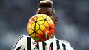 Pemain Juventus, Paul Pogba, mengontrol bola saat bertanding melawan Hellas Verona dalam laga Serie A di Stadon Juventus, Turin (6/1/2016). (AFP/Marco Bertorello)