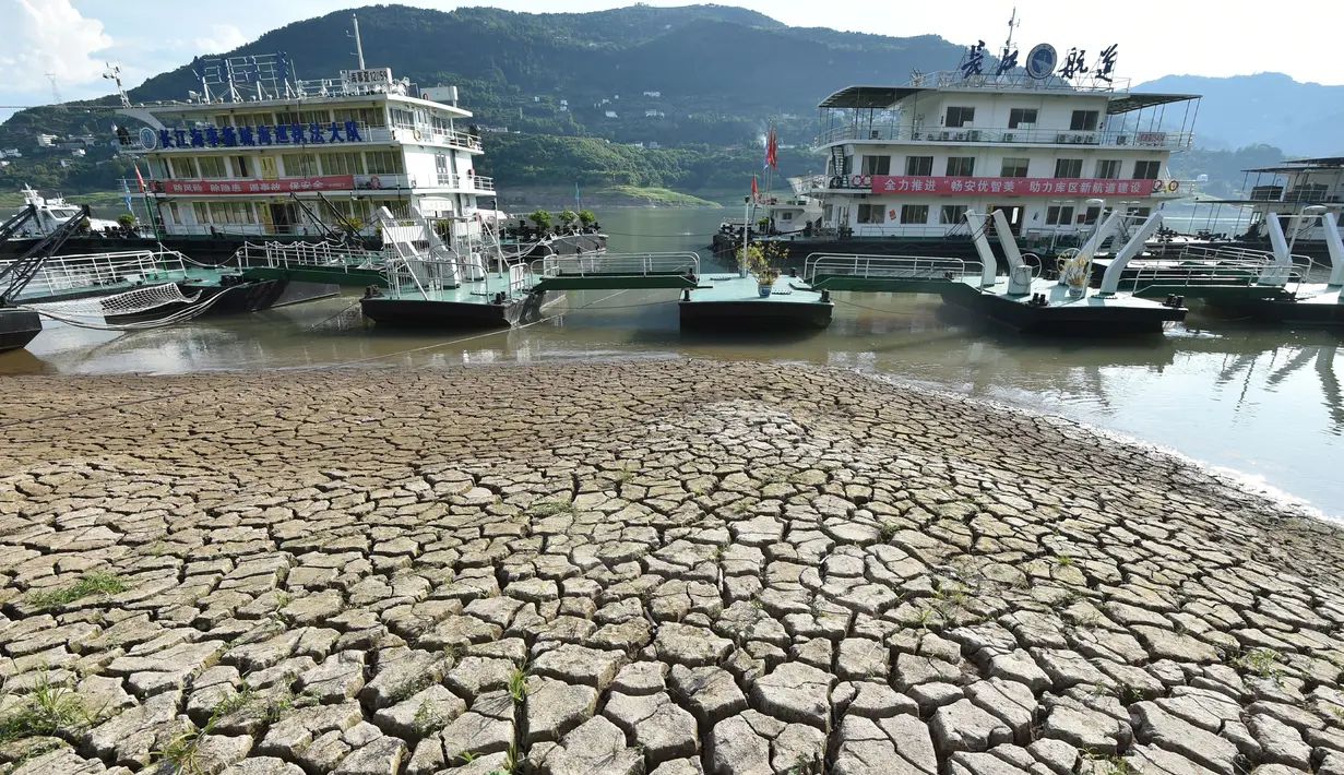 Dermaga terlihat dekat dasar sungai yang kering dan retak setelah permukaan air turun di Sungai Yangtze, Yunyang, Kotamadya Chongqing, China, 16 Agustus 2022. Suhu tinggi yang tidak biasa dan kekeringan berkepanjangan mempengaruhi sebagian besar wilayah China, mengurangi hasil panen dan persediaan air minum. (Chinatopix Via AP)