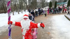 Warga bersenang-senang dalam sebuah pertunjukan untuk menyambut Tahun Baru mendatang di sebuah taman di Minsk, Belarus, pada 27 Desember 2020. (Xinhua/Henadz Zhinkov)
