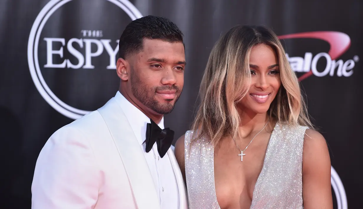 Bahagia tengah menyelimuti pasangan muda yang baru menikah pada bulan Juli lalu, Russell Wilson dan Ciara. Bersamaan dengan hari ulang tahunnya, Ciara dikabarkan juga sedang hamil. (AFP/Bintang.com)