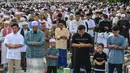 Sejak pagi hari, ribuan umat muslim memenuhi dua ruas jalan di kawasan Jatinegara, Jakart Timur yakni Jalan Jatinegara Barat dan Jalan Matraman Raya, Kelurahan Bali Mester. (BAY ISMOYO/AFP)
