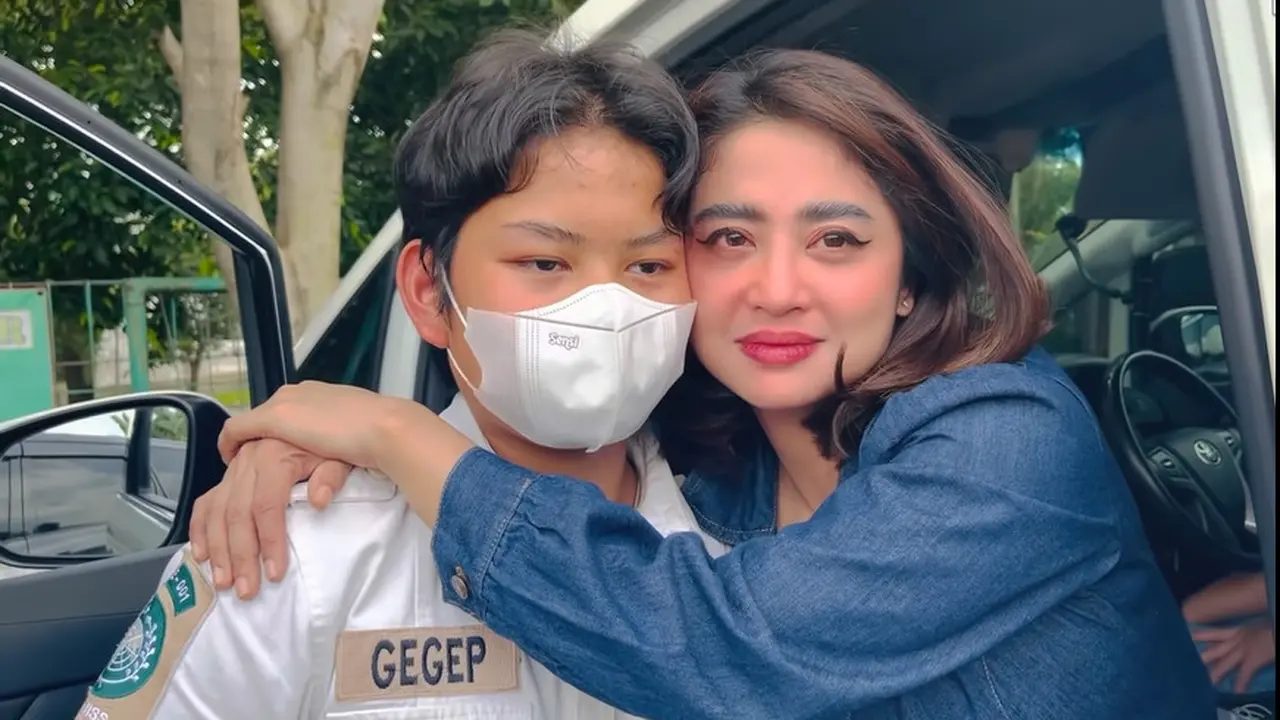 [Fimela] Dewi Perssik dan Gabriel