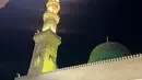 Dari unggahannya, Shenina pun seolah mengagumi berbagai sudut indah dari masjid bersejarah tersebut. [Foto: Instagram/sheninacinnamon]