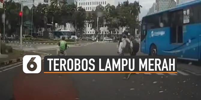 VIDEO: Driver Ojol Terobos Lampu Merah Diseruduk Transjakarta