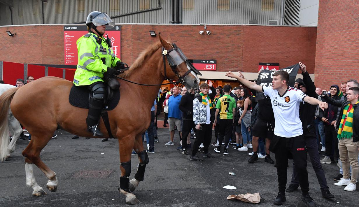 Pendukung Manchester United garis keras menggelar aksi unjuk rasa menuntut keluarga Glazer segera menjual MU dan hengkang dari Old Trafford. (AFP/Anthony Devlin)